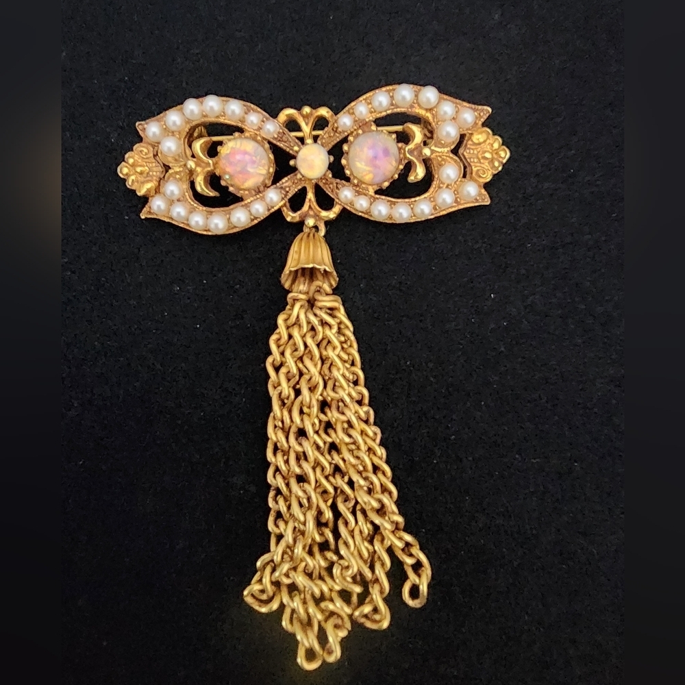SE31 Elegant Gold Color Brooch with Pearls & Tassel